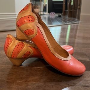Miz Mooz coral/tan leather kitten heels size 10!